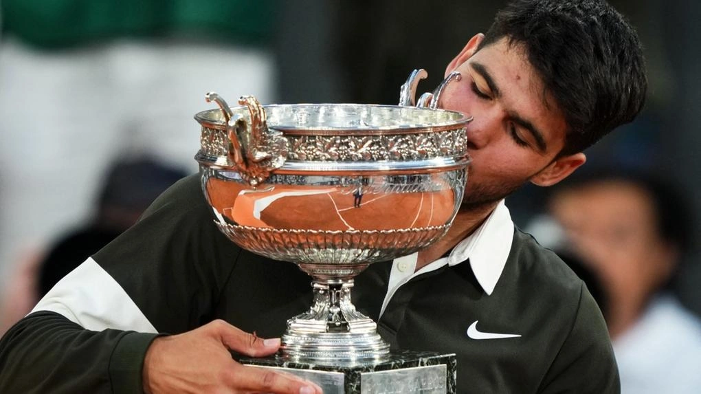 Carlos Alcaraz conquista o bicampeonato de Rolland Garros.
