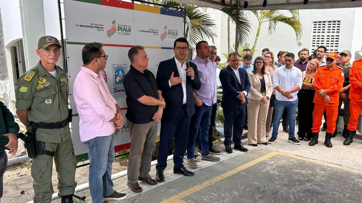 Chico Lucas e outras autoridades em solenidade de entrega de novas viaturas para as polícias.