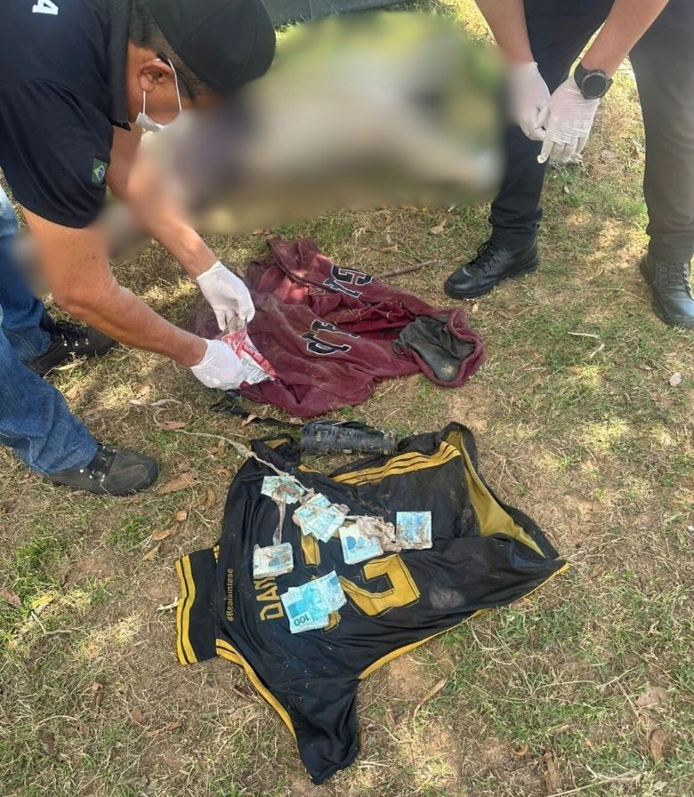 Corpo encontrado com maços de dinheiro
