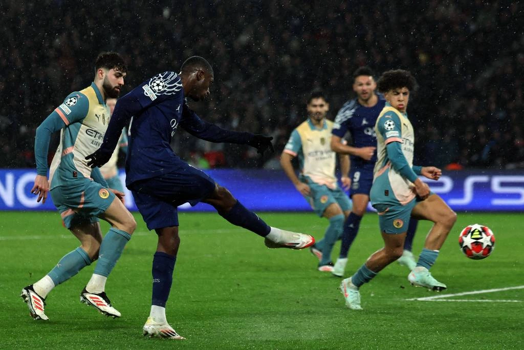 Dembélé chuta para o gol durante confronto entre PSG e Manchester City pela Champions League, em Paris
