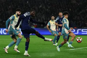 Dembélé chuta para o gol durante confronto entre PSG e Manchester City pela Champions League, em Paris (Foto: Thomas Samson - 22.jan.2025/AFP)
