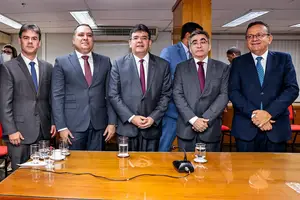 Deputado Severo Eulálio, Dr. Auderi Martins, Governador Rafael Fonteles, Desembargador Ricardo Gentil Eulálio e o Desembargador Sebastião Ribeiro Martins (Foto: Gabriel Paulino)