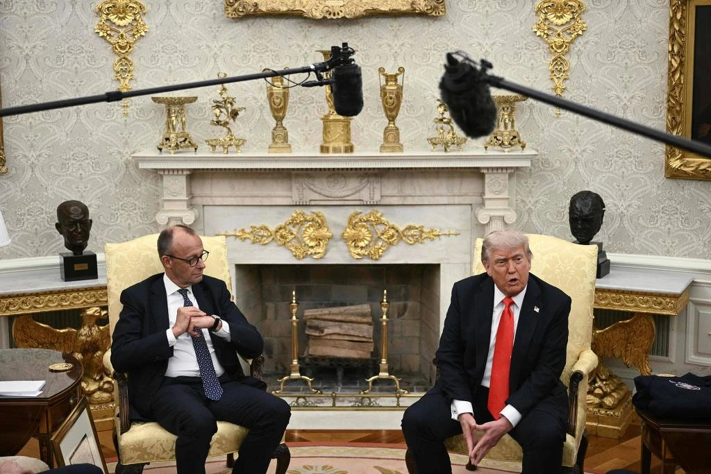 Donald Trump e Friedrich Merz conversam com jornalistas no Salão Oval da Casa Branca nesta quinta (5)