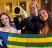 Telescópio produzido por estudantes é entregue ganhador do Prêmio Nobel de Física