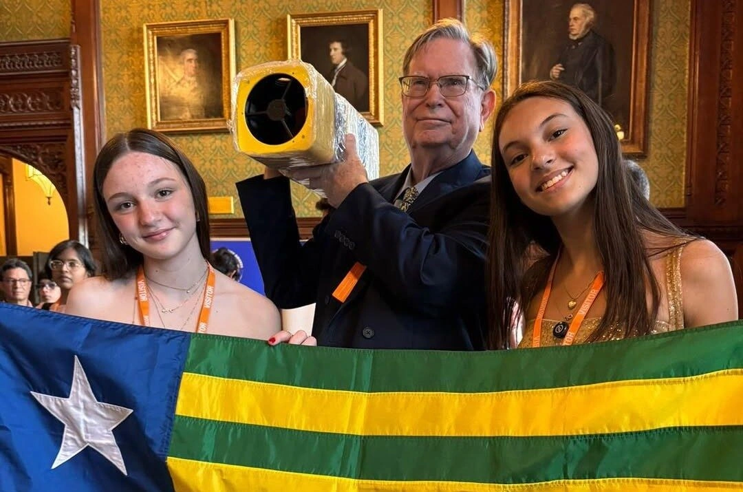 Entrega de telescópio para cientista do Prêmio Nobel
