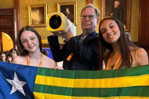 Entrega de telescópio para cientista do Prêmio Nobel (Foto: Tron Robótica Educativa)