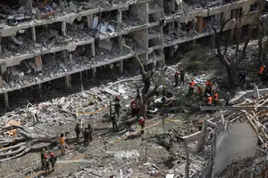 Equipes de emergência trabalham em um local atingido por um ataque de mísseis do Irã contra Israel, em Tel Aviv (Foto: Violeta Santos Moura/REUTERS)