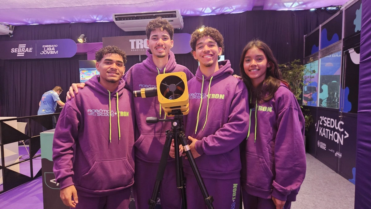 Estudantes com telescópio construído por eles