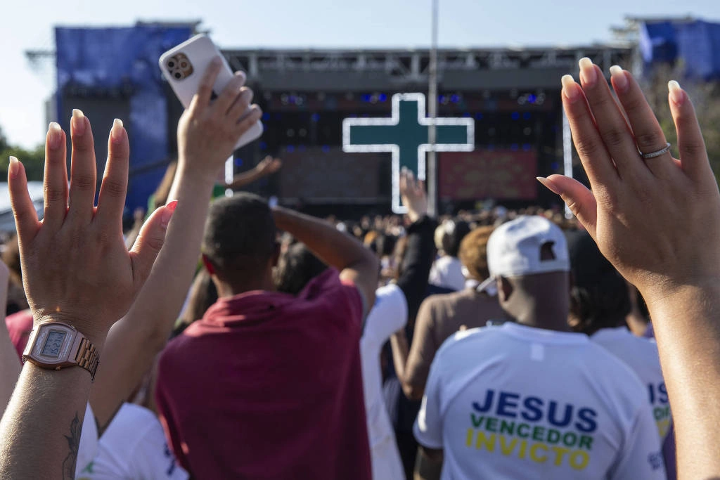Evangélicos acompanham apresentação de shows em palco montado ao lado do aeroporto Campo de Marte durante uma edição da Marcha para Jesus