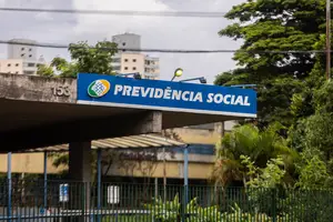 Fachada da Previdência Social (INSS) na praça Nina Rodrigues, região central de São Paulo (Foto: Pedro Affonso)