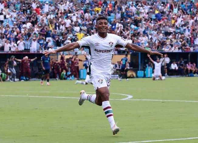 Hércules comemorando gol que garantiu o Fluminense nas quartas de final de da Copa do Mundo de Clubes.