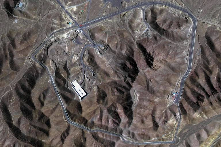 Imagens de satelite mostram a central nuclear subterrânea de Fordow, no Irã, antes e depois de se alvejada por seis superbombas neste domingo pelos EUA