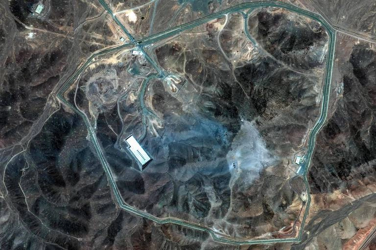 Imagens de satelite mostram a central nuclear subterrânea de Fordow, no Irã, depois de se alvejada por seis superbombas neste domingo pelos EUA