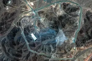 Imagens de satelite mostram a central nuclear subterrânea de Fordow, no Irã, depois de se alvejada por seis superbombas neste domingo pelos EUA (Foto: Maxar Technologies/AFP)