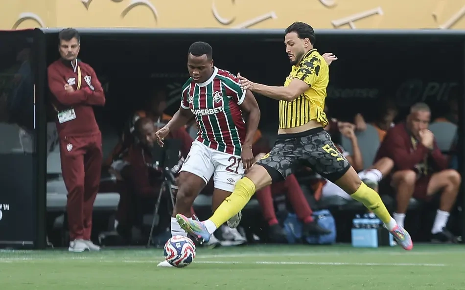 Jhon Arias em disputa de bola contra o Borussia Dortmund.