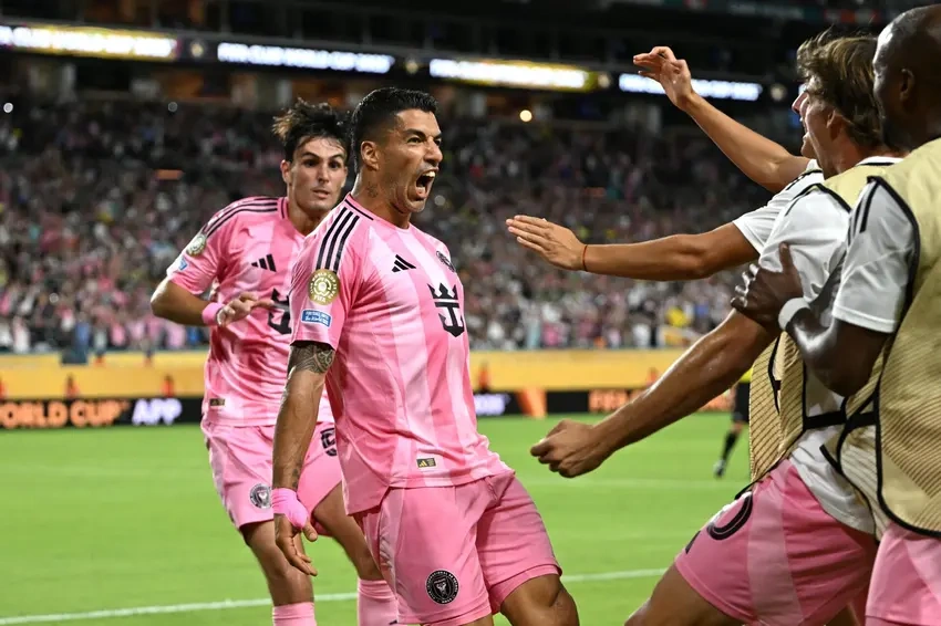 Luís Suarez comemorando segundo gol contra o Palmeiras.