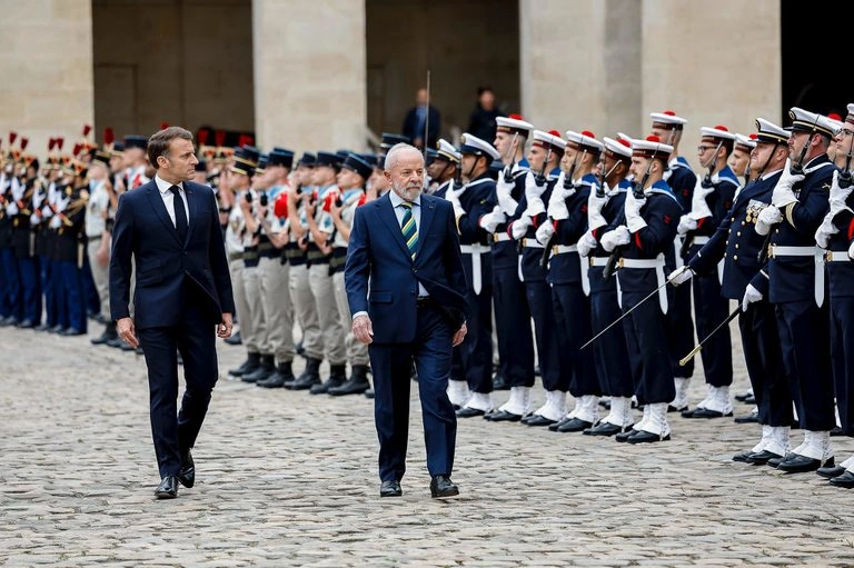 Lula e Macron em revista as tropas