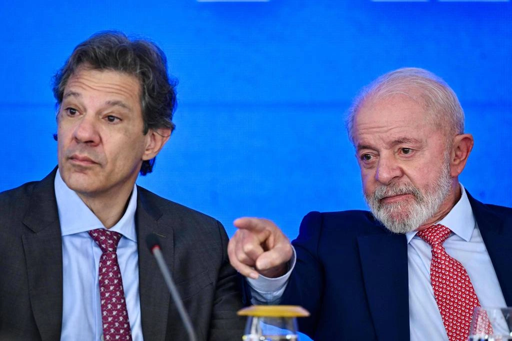 Lula e o ministro da Fazenda, Fernando Haddad, em solenidade no Palácio do Planalto