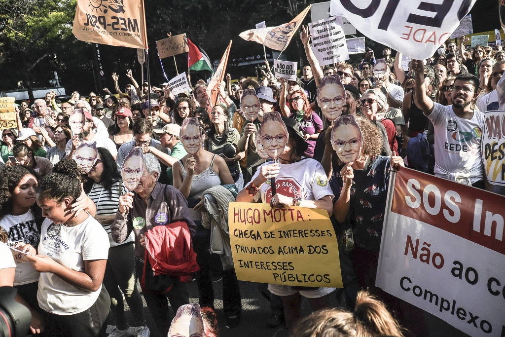 Manifestação na avenida Paulista, região central de São Paulo, em apoio a ministra Marina Silva e contra o PL 2157/2021