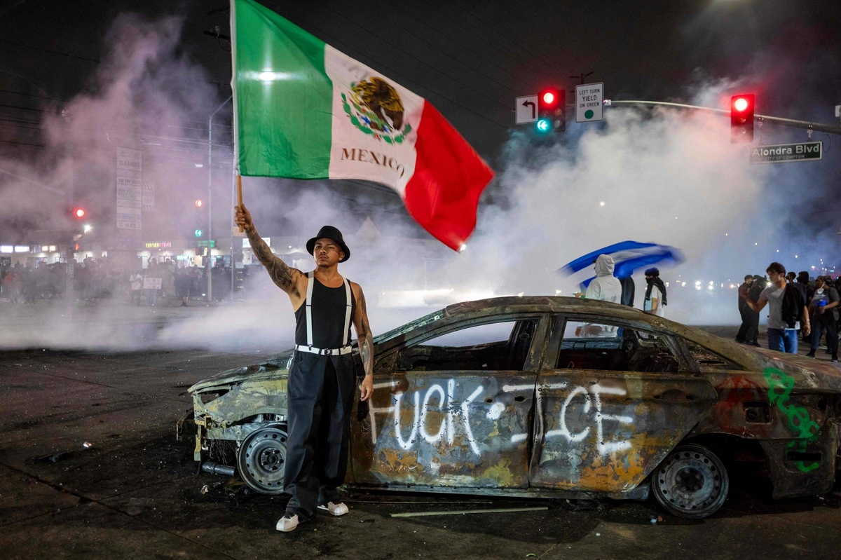 Manifestante em cima de carro com a bandeira do México