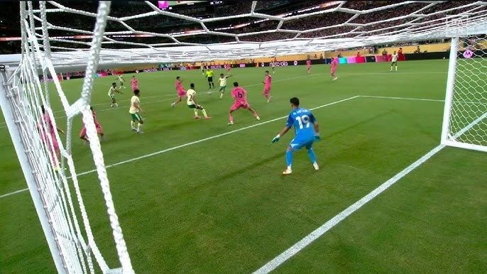 Maurício empata para o Palmeiras em chute forte, após rebote da zaga.