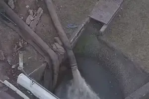Medida havia sido adotada como forma de esvaziar a tubulação rompida na Marginal Tietê (Foto: Reprodução | TV Globo)
