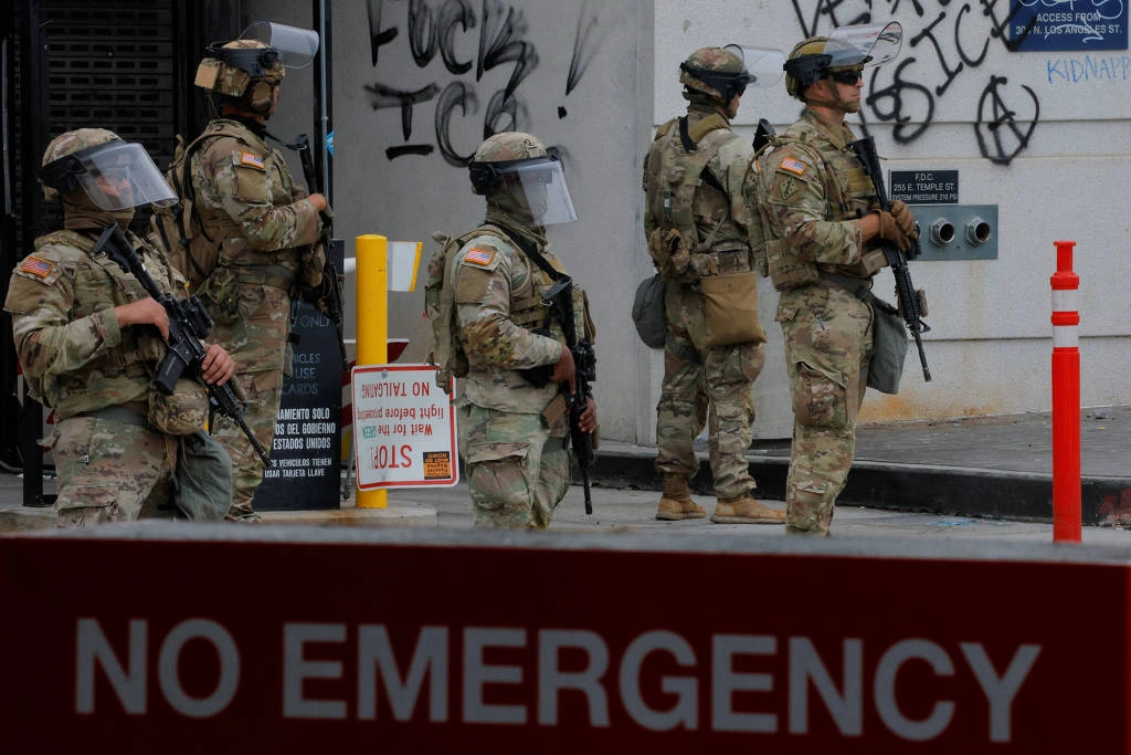 Membros da Guarda Nacional diante de prédio federal em Los Angeles, depois de acionados pelo governo Trump para conter protestos na cidade da Califórnia