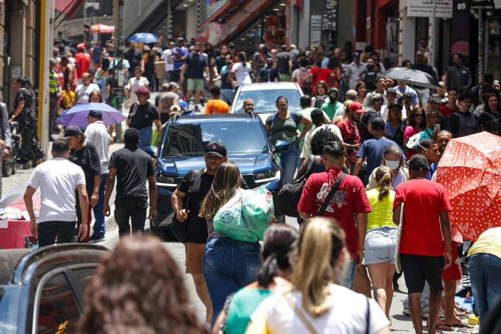 Movimentação de pessoas na região da 25 de Março, na capital paulista
