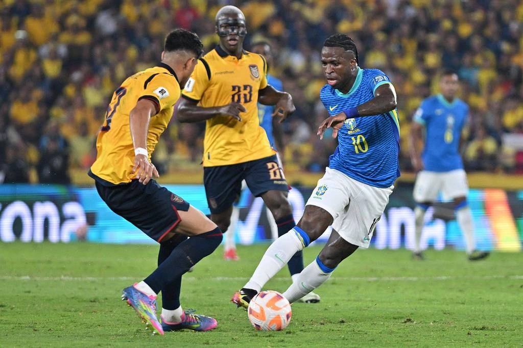 O atacante brasileiro Vinicius Junior tenta se livrar da marcação do zagueiro equatoriano Piero Hincapié no estádio Monumental, em Guayaquil