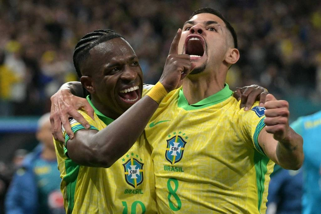 O atacante Vinicius Junior (à esq.) celebra com o volante Bruno Guimarães seu gol no estádio de Itaquera, o único na partida do Brasil contra o Paraguai