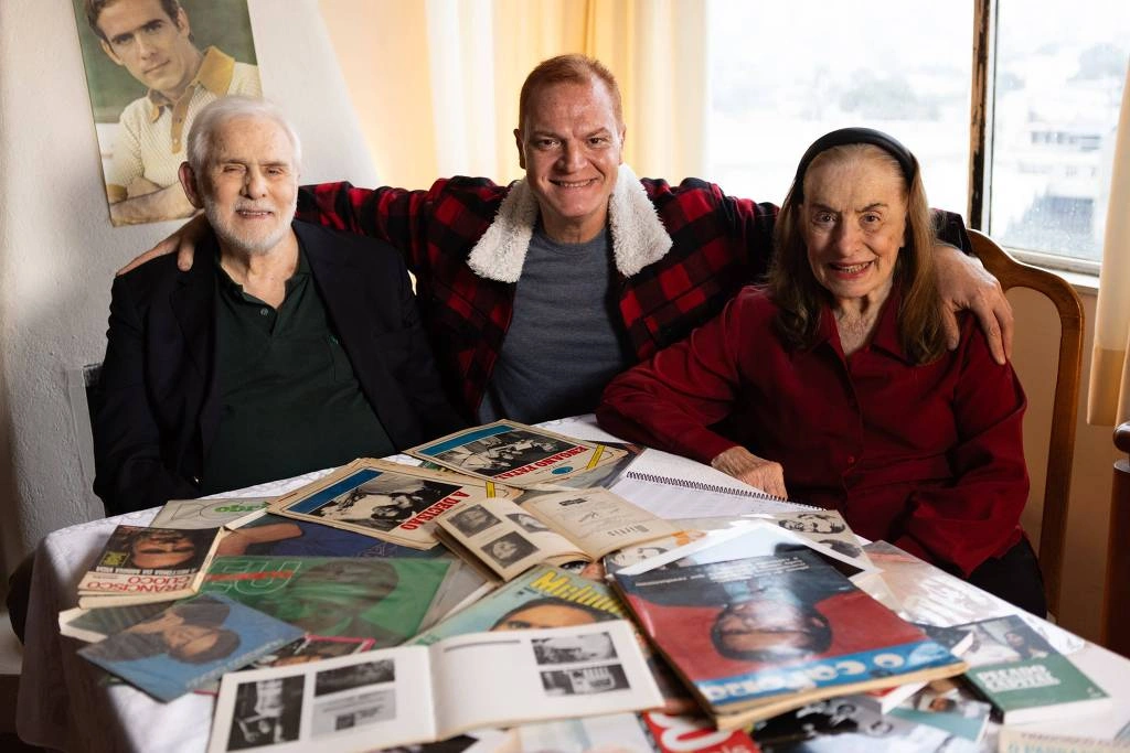 O ator Francisco Cuoco e sua irmã, Gracia, com o pesquisador Mauro Alencar, ao centro, em 2024