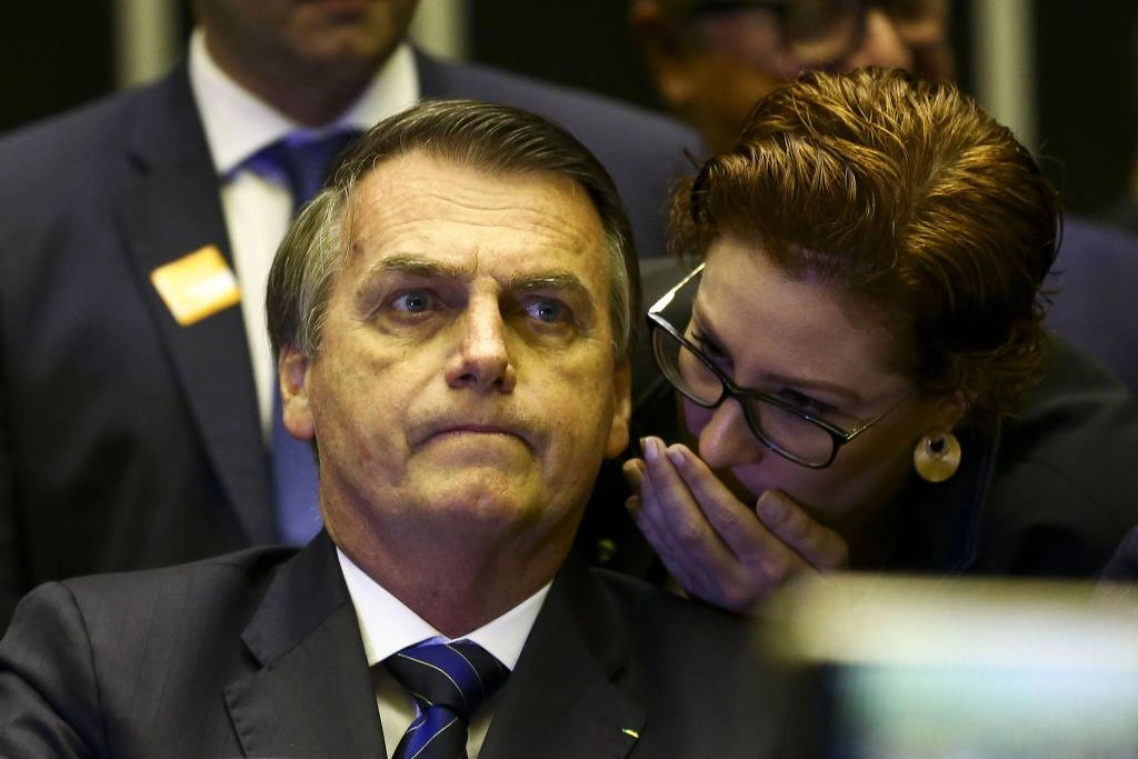 O então presidente Jair Bolsonaro e a deputada Carla Zambelli durante sessão solene em homenagem ao ator Carlos Alberto de Nóbrega, na Câmara dos Deputados
