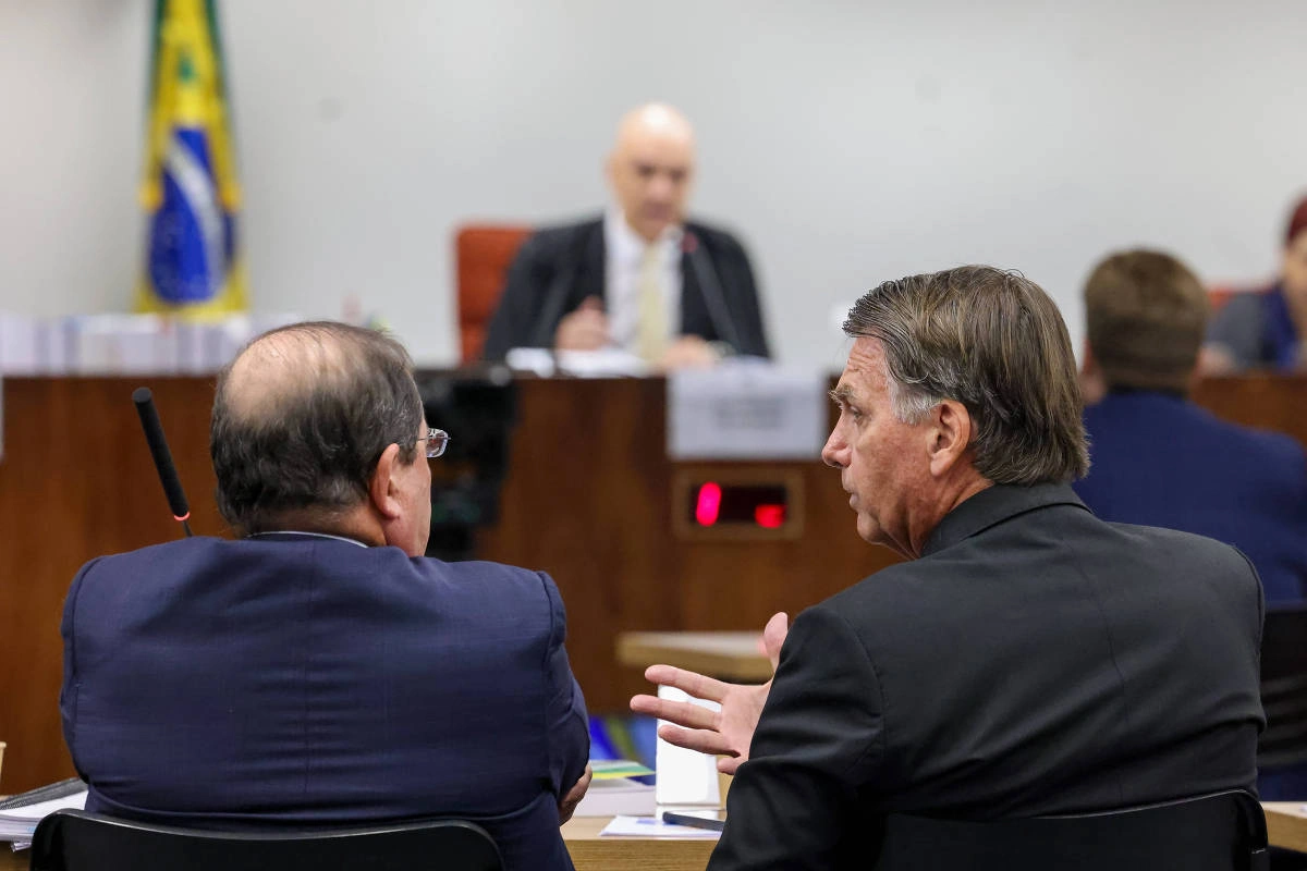 O ex-presidente Jair Bolsonaro e seu advogado Celso Vilardi durante depoimento ao ministro Alexandre de Moraes, no STF