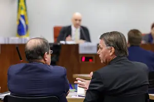 O ex-presidente Jair Bolsonaro e seu advogado Celso Vilardi durante depoimento ao ministro Alexandre de Moraes, no STF (Foto: Gustavo Moreno - 10.jun.25/STF)