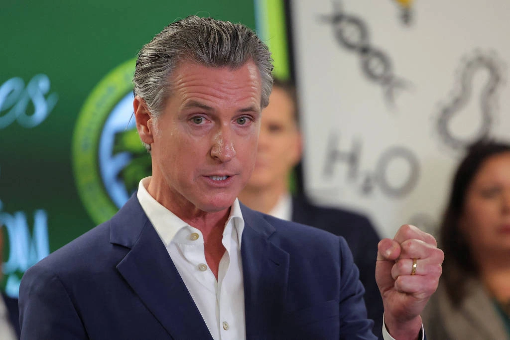 O governador da Califórnia, Gavin Newsom, durante evento em escola em Compton, quando anunciou programa do governo para a educação