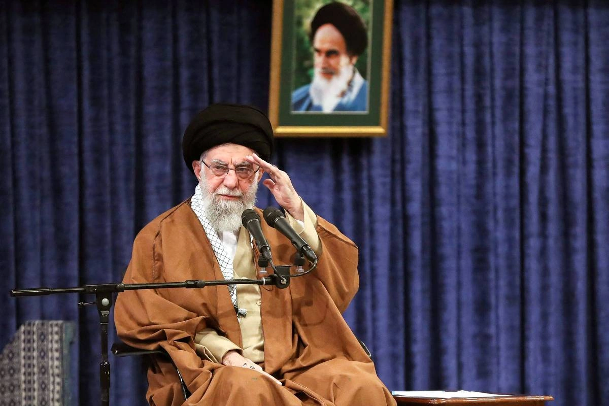 O líder supremo do Irã, aiatolá Ali Khamenei, mostra-o gesticulando enquanto fala com membros da Força Aérea Iraniana em Teerã, em 7 de fevereiro de 2025
