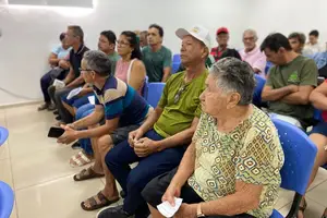 Pacientes a espera de atendimento (Foto: Reprodução)