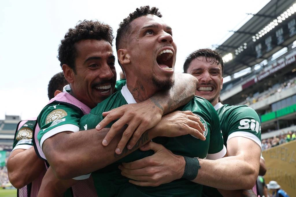 Paulinho é abraçado por companheiros depois de decidir o jogo