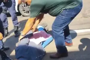 Policial baleado no centro (Foto: Reprodução)