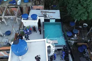 Prédio, que teria ligação com o tráfico, será demolido na Rocinha (Foto: Divulgação/Seop)