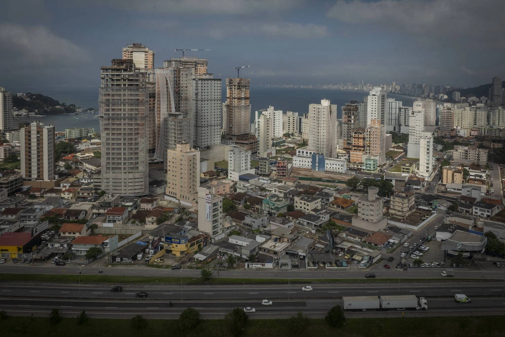 Prédios na cidade de Itapema, litoral de SC