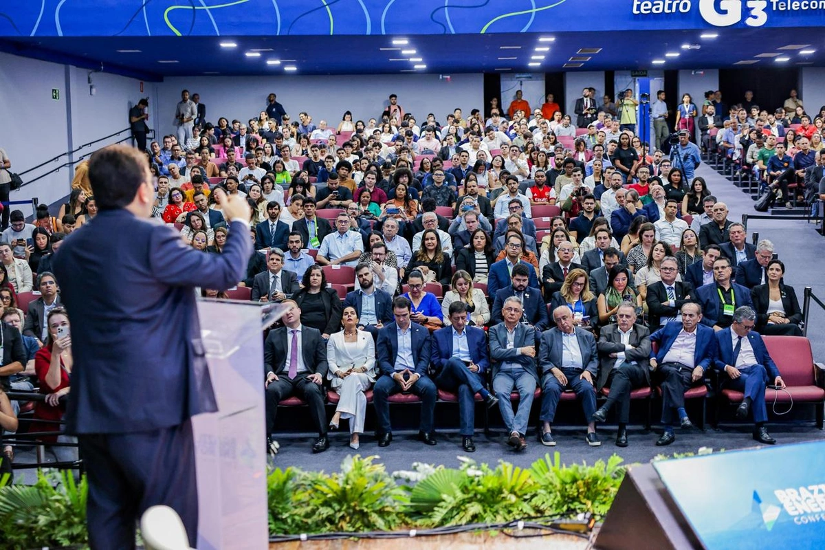 Rafael fala para público