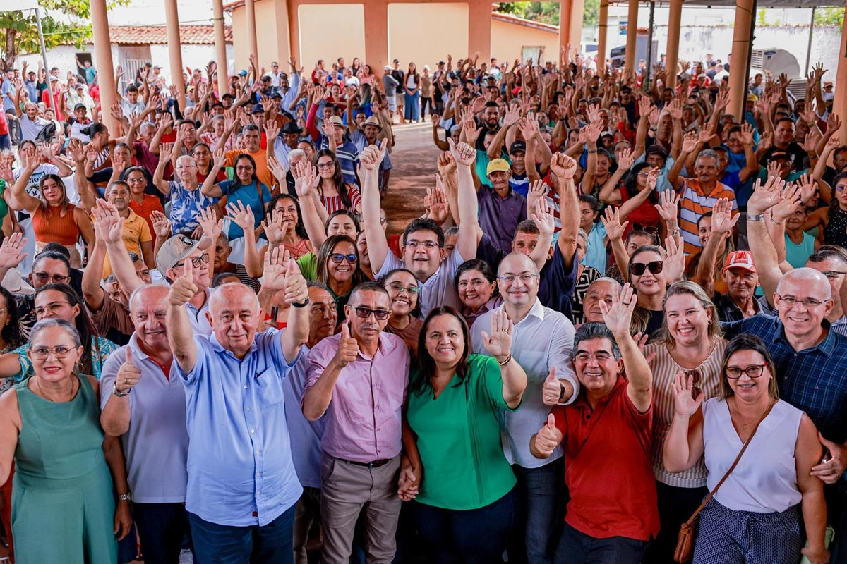 Rafael Fonteles em Batalha em entrega títulos de terra