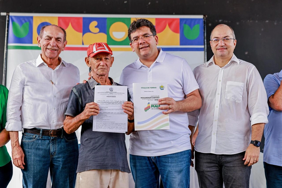 Rafael Fonteles entrega títulos de terra