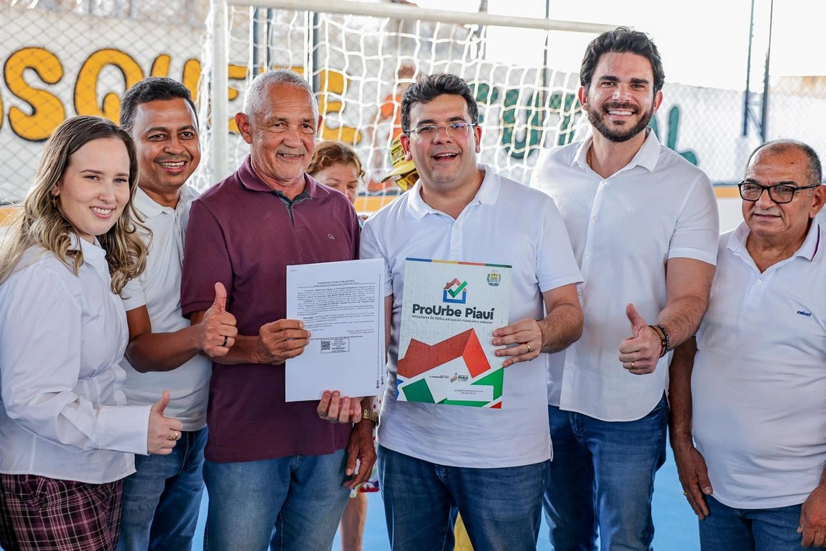 Rafael Fonteles fez a entrega de títulos de imóveis emitidos de forma gratuita, pelo Programa de Regularização Fundiária Urbana – ProUrbe