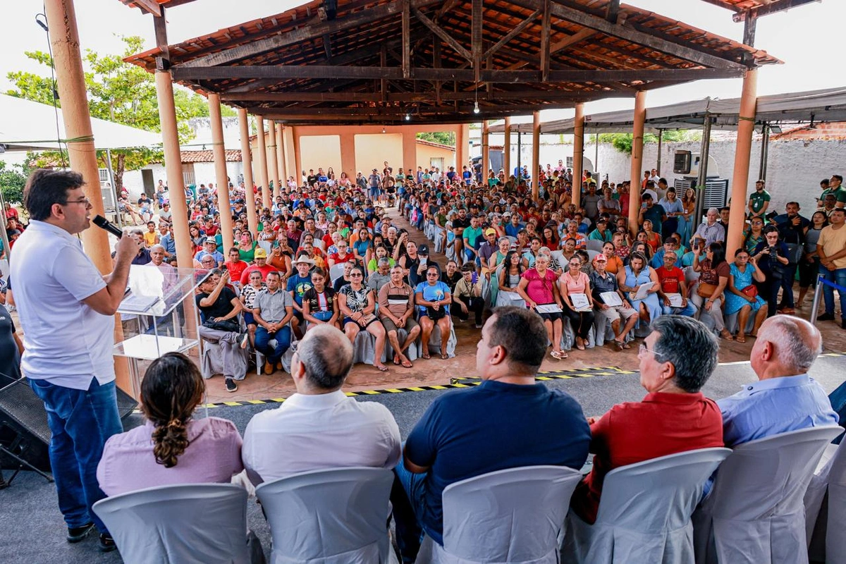 Rafael Fonteles participa de entrega de títulos de terra