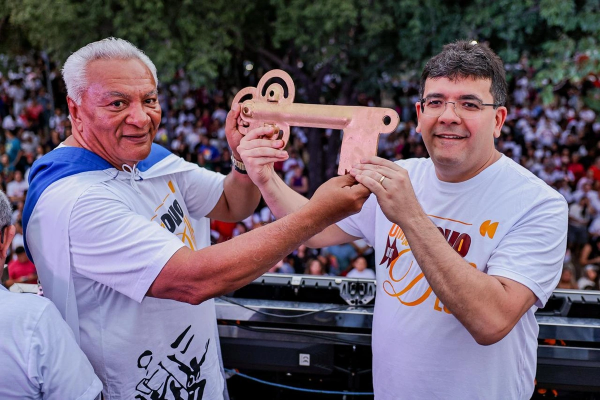 Rafael Fonteles recebe chave simbólica das mãos do Apostolo Soares na Marcha para Jesus 2025