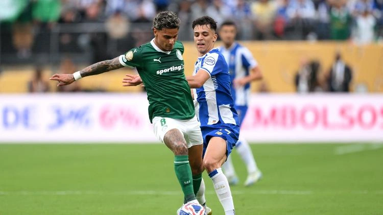 Richad Rios disputando a bola com Gabri Veiga