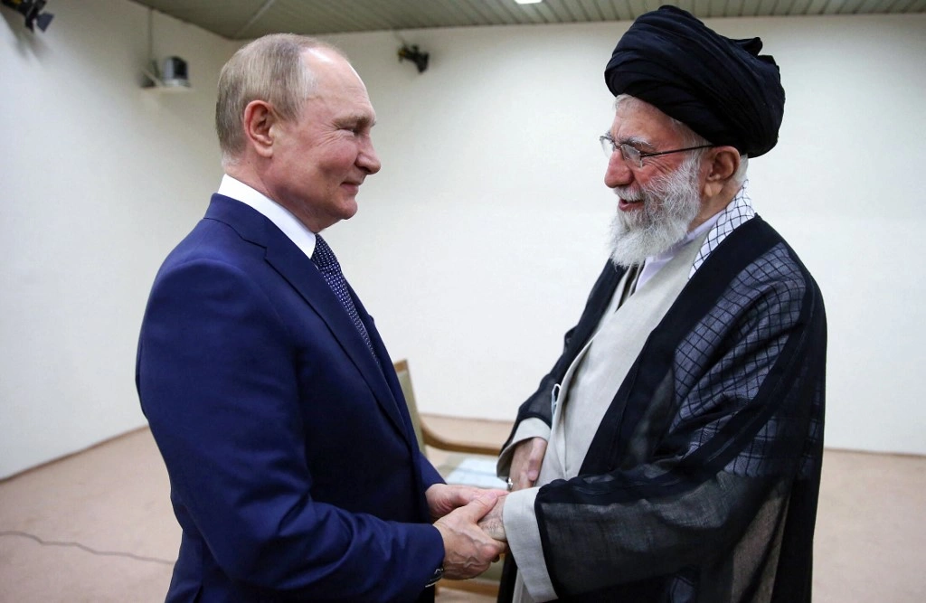 Rússia reage a ataque dos EUA ao Irã e promete apoio, classificando ação como injustificável agressão.