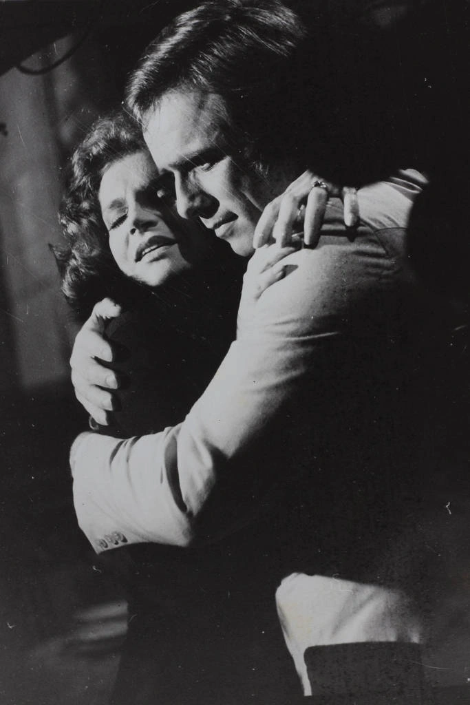 Tônia Carrero e Francisco Cuoco em cena da novela 'Sangue do meu Sangue", em 1969, na TV Excelcior
